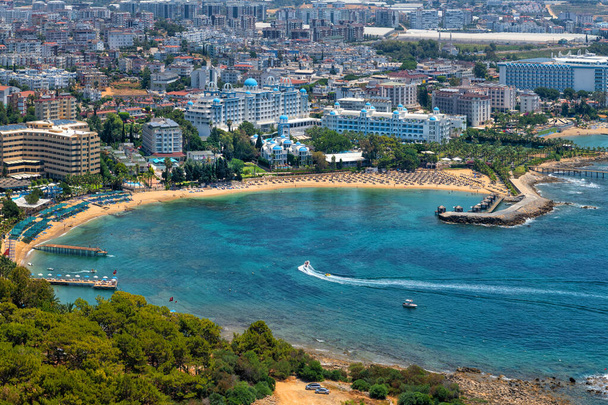 Uma baía pitoresca com praias e hotéis na região de Avsallar da cidade turca de Alanya - Foto, Imagem
