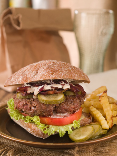 Hamburger z ogórkiem i cebulą - Zdjęcie, obraz