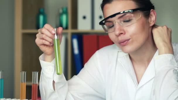 Beautiful female scientist - Materiał filmowy, wideo