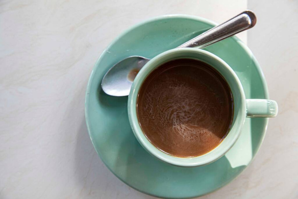 Gorący Americano filiżanka kawy na stole wewnątrz nowoczesnej kawiarni - Zdjęcie, obraz