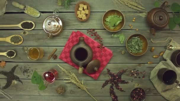 Eski ahşap bir masada çay. Düz yatıyordu. Değişik çay türleriyle yaşam: siyah, yeşil, eş, amber çiçeği, meyve, bitkisel. - Video, Çekim