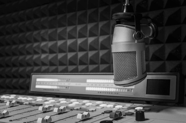 ラジオ局のスタジオでプロのマイクとサウンドミキサー - 写真・画像