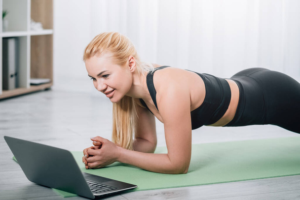home training female fitness online conference - Foto, imagen