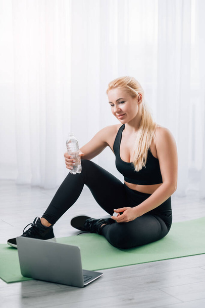 refreshing body sportive woman online training - Fotoğraf, Görsel