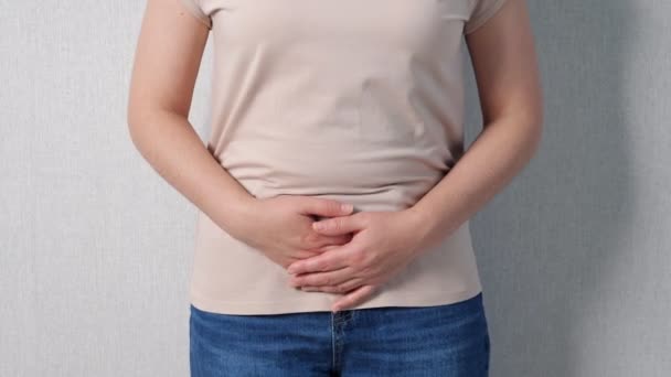 Μη αναγνωρίσιμη γυναίκα που κρατά το στομάχι σε περίπτωση σοβαρού πόνου - Πλάνα, βίντεο