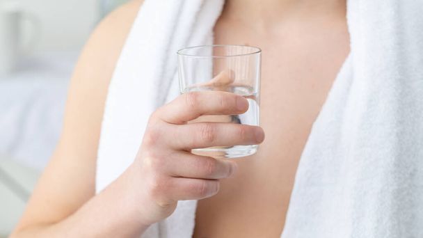 water verfrissing gezonde hydratatie man handglas - Foto, afbeelding
