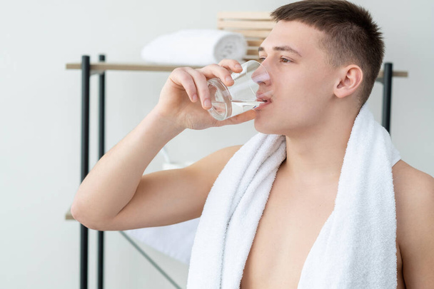 žíznivý muž tělo hydratace voda sklo pití - Fotografie, Obrázek