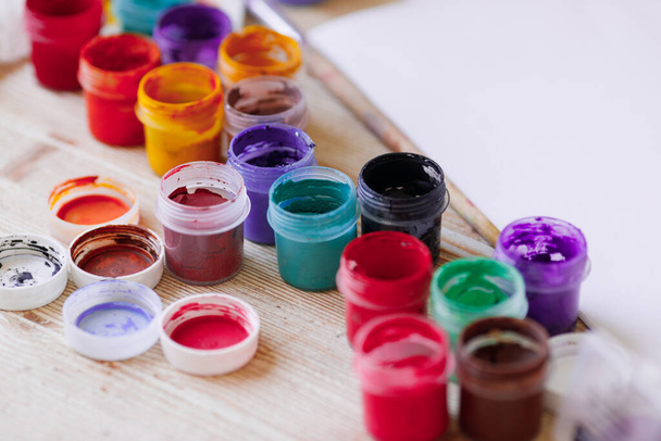 Umělci stůl: barvy, štětce, papír a gouache - Fotografie, Obrázek