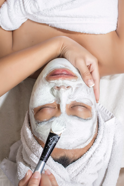 vrouw met gezichts masker op beauty salon - Foto, afbeelding