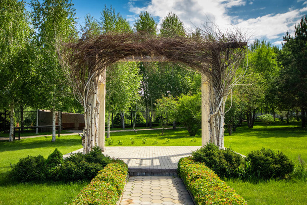 Solemne arco en el jardín. Lugar para el arco de boda de lujo al aire libre - Foto, Imagen