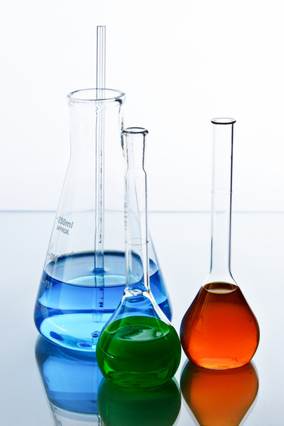Tubos de ensayo de cristalería de laboratorio y vial con líquido azul
 - Foto, Imagen