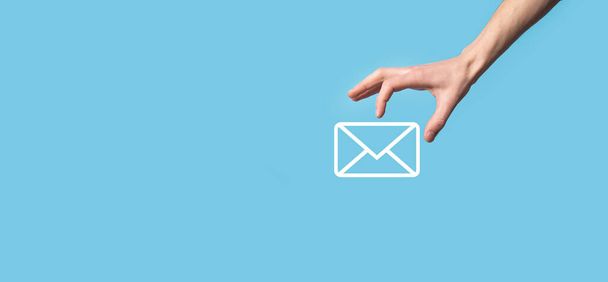 Man hand holding letter icoon, e-mail iconen .Neem contact met ons op via nieuwsbrief e-mail en bescherm uw persoonlijke gegevens tegen spam-mail. Klantenservice call center contact met ons op.E-mail marketing en nieuwsbrief. - Foto, afbeelding