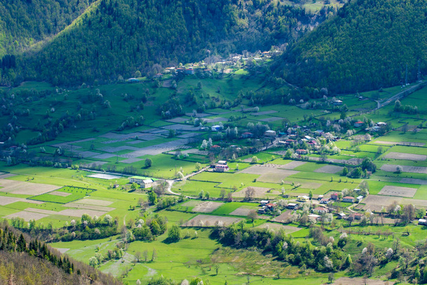 Hermosa vista del pueblo de montaña en Upper Svaneti. Georgia - Foto, imagen