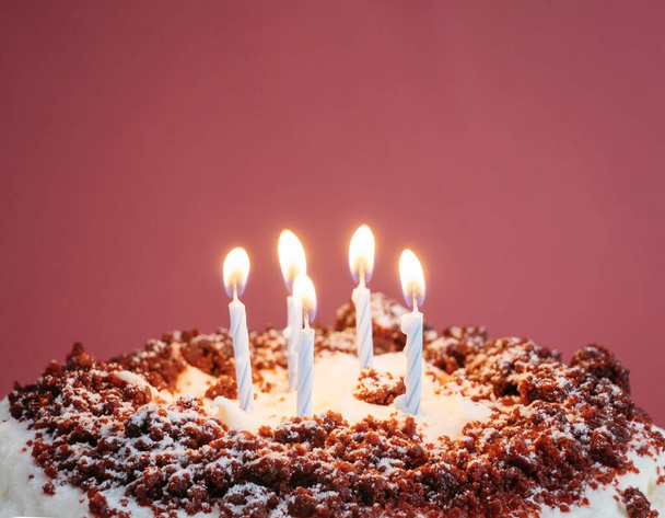 Red Velvet Birthday cake decorated with red sprinkles. - Foto, Bild