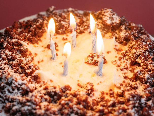 Red Velvet cake with candles on a red background. - Fotoğraf, Görsel