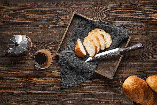 Fresh loaf of wheat bread on wooden cutting board - Valokuva, kuva
