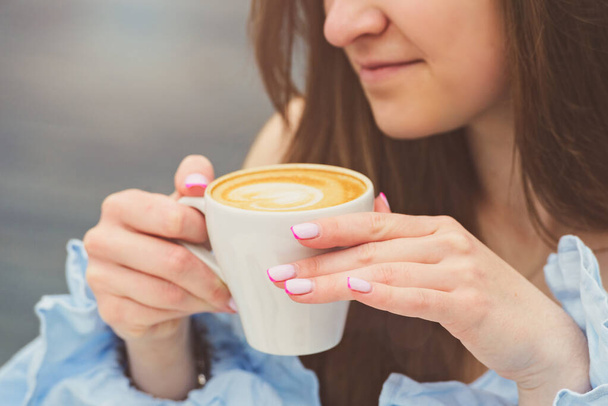 Kobieta pijąca kawę rano w restauracji. miękkie skupienie na oczach - Zdjęcie, obraz