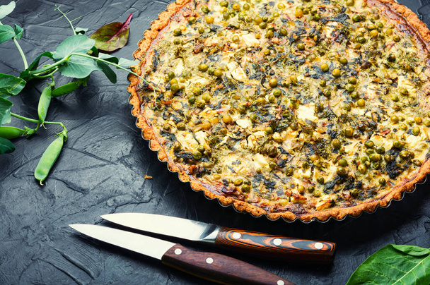 Fresh pie with chard, feta cheese and green peas. Pie with herbs, proper nutrition. - Photo, Image