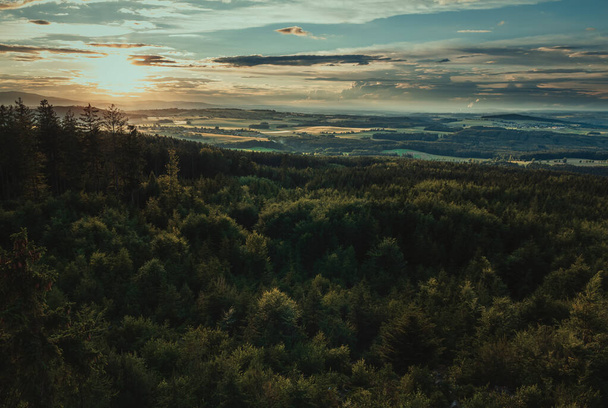 Letni las Czeski krajobraz doliny z małym vilage Besednice o zachodzie słońca zachmurzone niebo - Zdjęcie, obraz