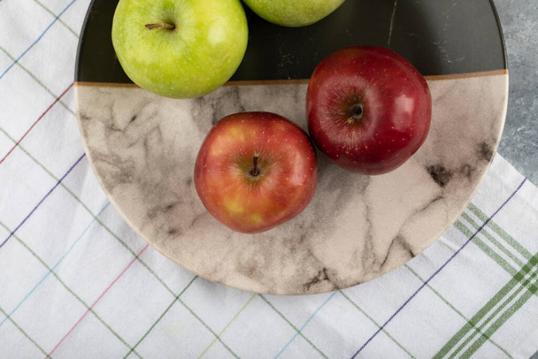 Marble plate of red and green apples on stone background. High quality photok - Fotoğraf, Görsel