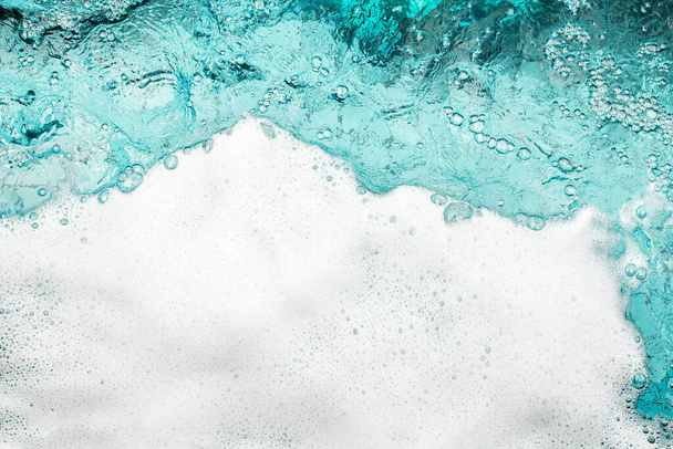 Μπλε θαλασσινό νερό λευκό αφρό υφή φόντο closeup, αφρώδες μοτίβο κύμα ωκεανός, επιφάνεια φυσαλίδες aqua, πισίνα φόντο, αφηρημένο καλοκαίρι ηλιόλουστη παραλία ταπετσαρία, διακοσμητικά σύνορα πλαίσιο, αντίγραφο χώρου - Φωτογραφία, εικόνα