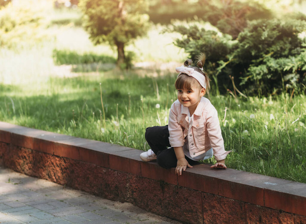 Little cute girl having fun and playing in the park in the summer - Foto, Imagem