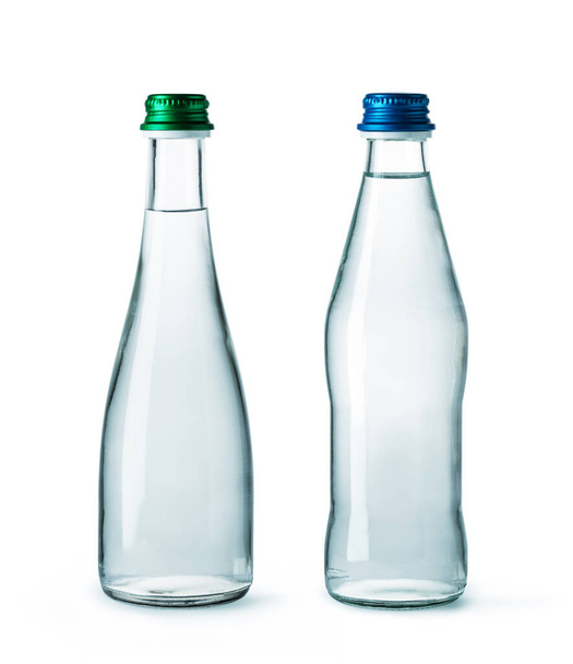 Botella de agua pequeña aislada sobre fondo blanco - Foto, imagen