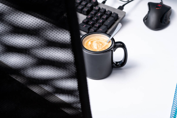 Home Office mit Kaffee mit Milch. Schreibtisch mit Stuhl aus dem Fokus - Foto, Bild
