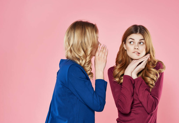 vicces barátnők barátság életmód divat stúdió rózsaszín háttér - Fotó, kép