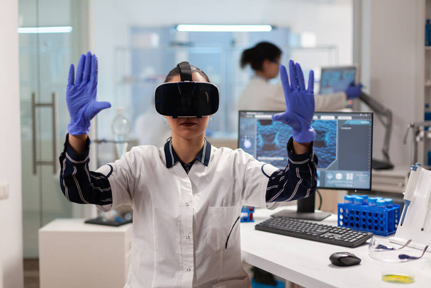 Biochemicus arts ervaart virtual reality met headset - Foto, afbeelding