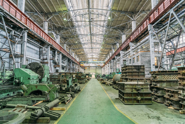Máquinas-ferramentas metalúrgicas em grande oficina. Indústria pesada. Planta metalúrgica. Interior industrial - Foto, Imagem