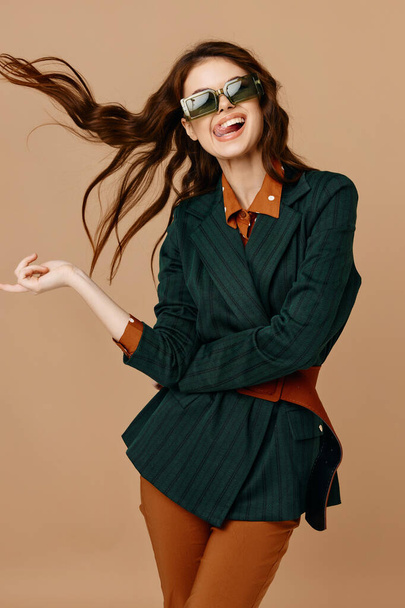 wesoła kobieta wystający język okulary moda nowoczesny styl studio - Zdjęcie, obraz