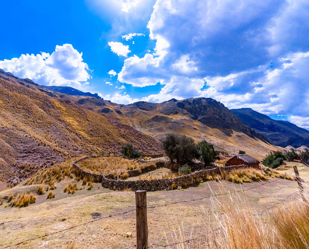 Typical house of the countryside and the Andes of Peru located in Huancavelica - Фото, изображение