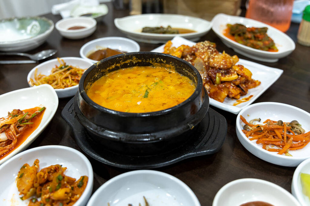 Korean hot steamed tofu στο εστιατόριο - Φωτογραφία, εικόνα