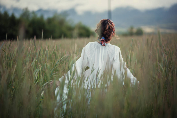 Όμορφη γυναίκα που περπατά στο χωράφι την ημέρα, ρομαντική διάθεση - Φωτογραφία, εικόνα