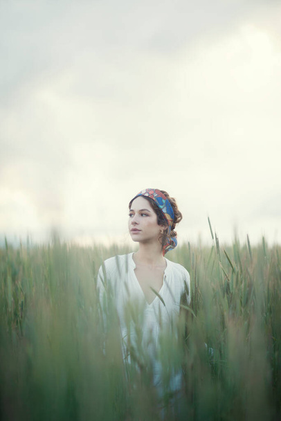 Hermosa mujer caminando en el campo durante el día, el estado de ánimo romántico - Foto, imagen