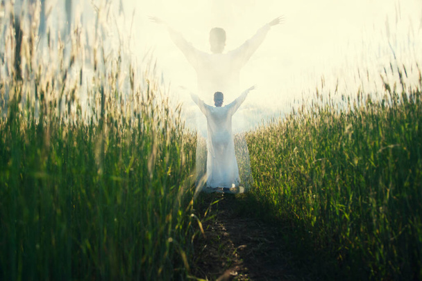 Женщина, гуляющая в поле в дневное время, романтическое настроение, двойная экспозиция - Фото, изображение