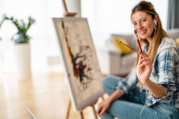 Creative woman painting at home. Coronavirus quarantine, isolation. - Foto, Imagem