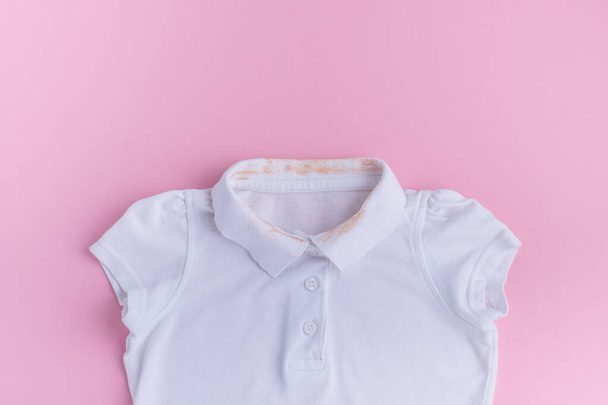Macchia cosmetica sul colletto della camicia. isolato su sfondo rosa. Foto di alta qualità - Foto, immagini