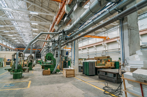 Промышленные машины для обработки древесины в цехе деревообрабатывающего завода для изготовления деревянных форм - Фото, изображение