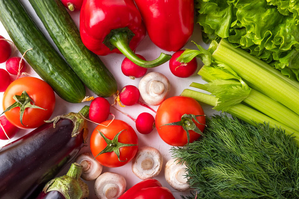 Tomaten, Zucchini, Pilze, Rettich, Gurken, Gemüse, Sellerie, Auberginen und Paprika. Hintergrund ist frisches Gemüse. Ansicht von oben - Foto, Bild