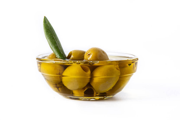 Szűz olívaolaj fehér alapon izolált kristálytálban - Fotó, kép