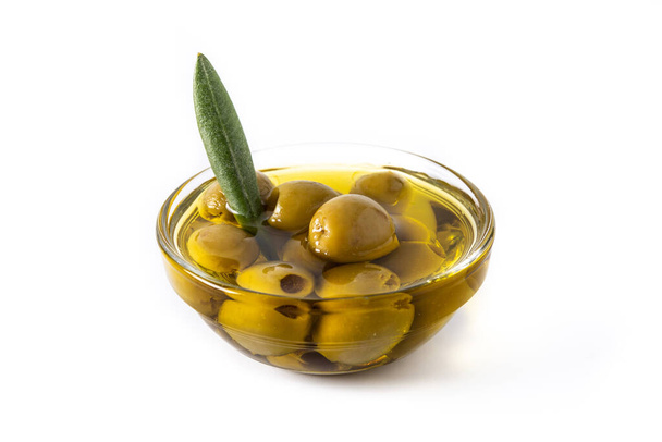 Szűz olívaolaj fehér alapon izolált kristálytálban - Fotó, kép