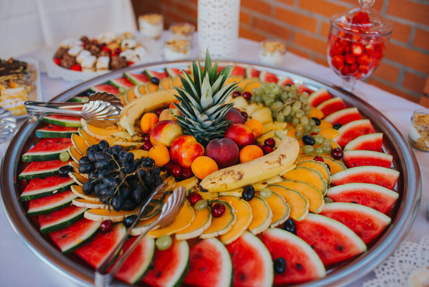 A closeup shot of an assortment of fruits - Foto, afbeelding