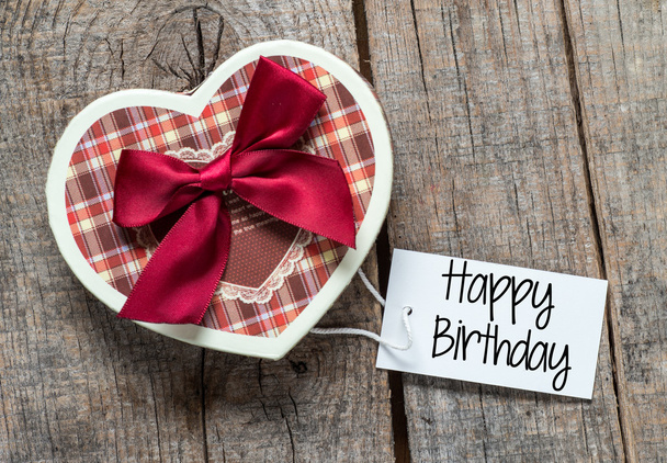 Подарочная коробка и открытка с текстом "С днем рождения
" - Фото, изображение