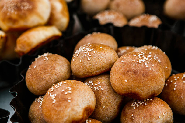 Vers zelfgemaakt brood uit de houtoven. Sluiten van rustieke hele maaltijdbroodjes - Foto, afbeelding