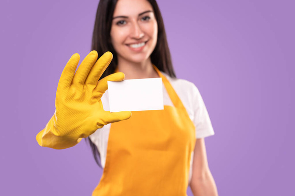 Friendly maid showing blank card - Фото, зображення