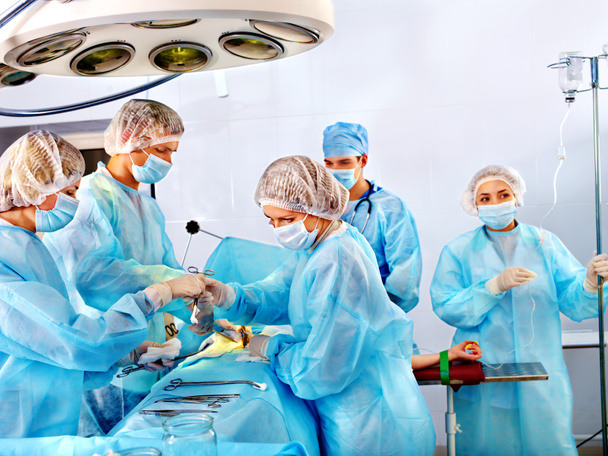 Chirurgien au travail en salle d'opération. - Photo, image