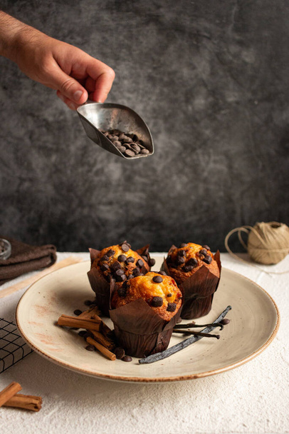 A closeup shot of delicious muffins with chocolate chips and cinnamon - Foto, afbeelding