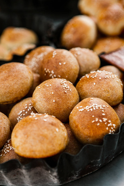 Свежий домашний хлеб из дровяной печи. Закрыть ржавые булочки из цельного хлеба - Фото, изображение